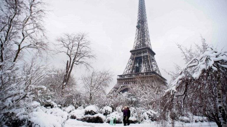 Una intensa nevada afecta a los transportes en Francia