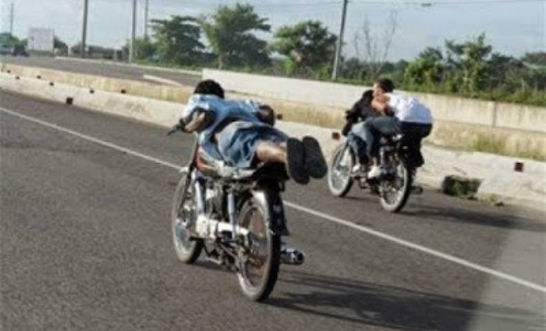 Video: Las carreras de motocicletas indetenibles en autopista de Las Américas