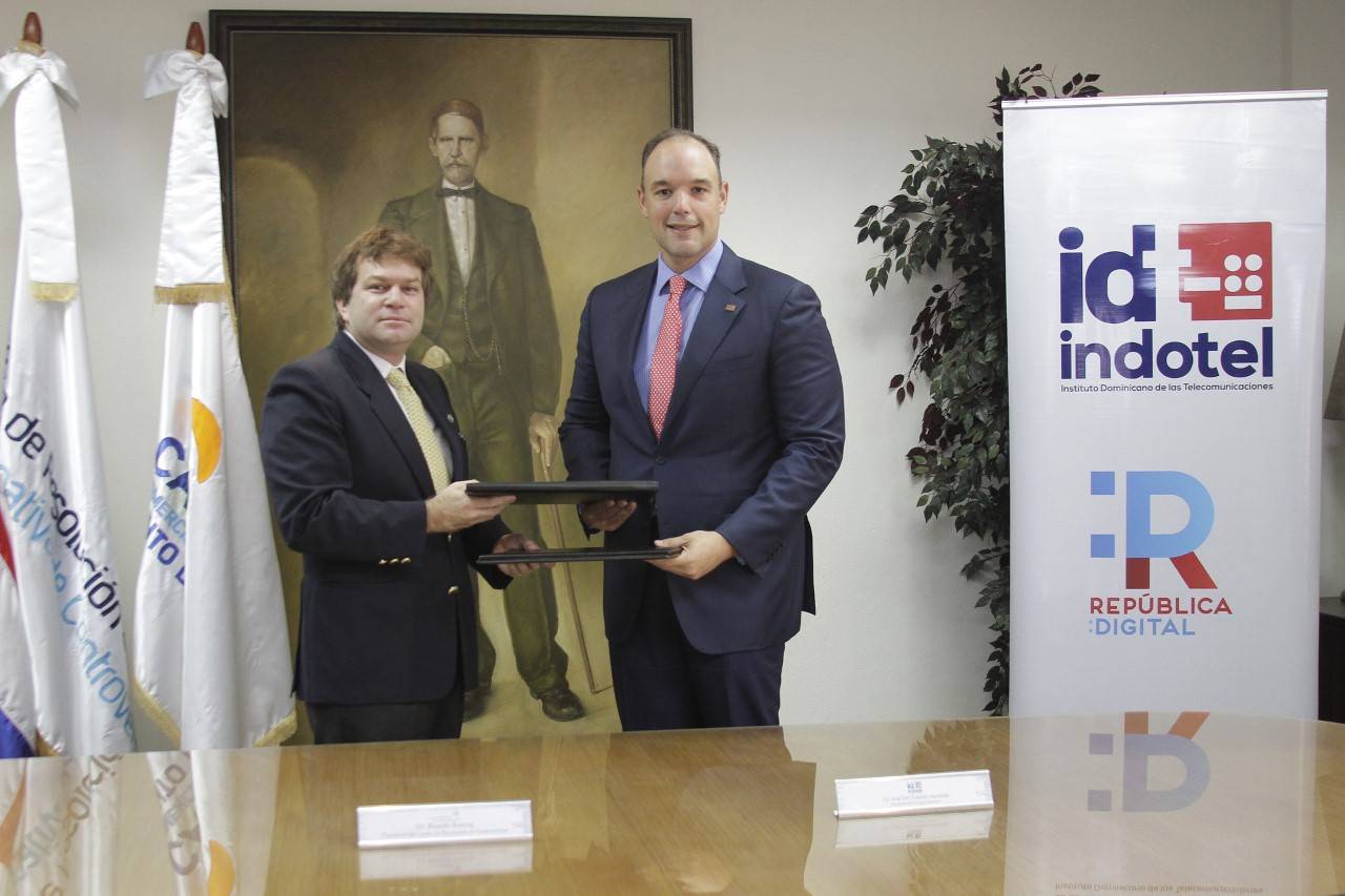 Indotel y CRC firman acuerdo para fortalecer sistema de solución de controversias