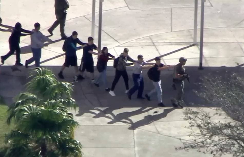 Joven mata a 17 personas en escuela de Florida en nueva masacre en EE.UU.