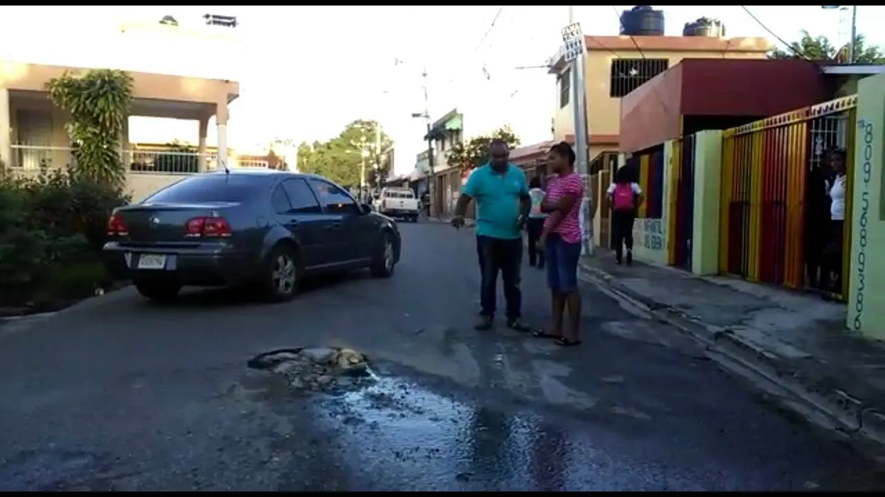 Video: Una cloaca desbordada amenaza salud de niños de Guardería Infantil en Villa Mella