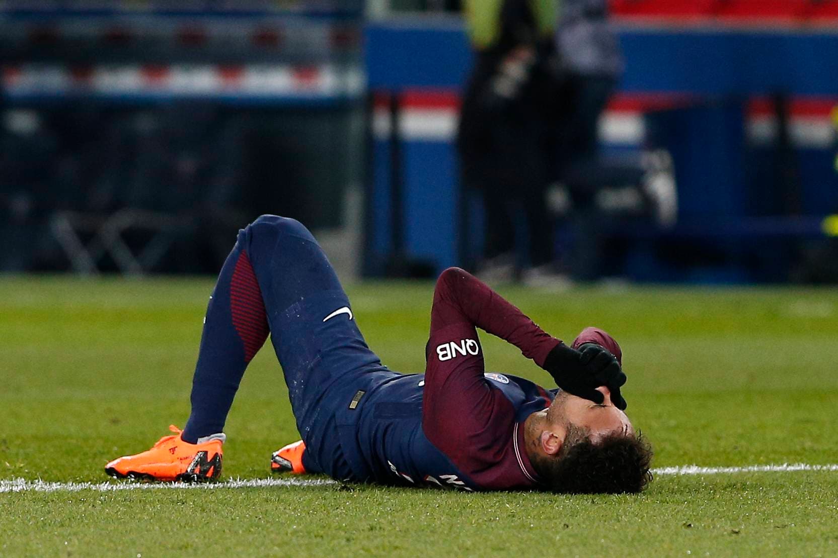Neymar podría estar alejado de las canchas hasta por tres meses después que sea operado en pie derecho