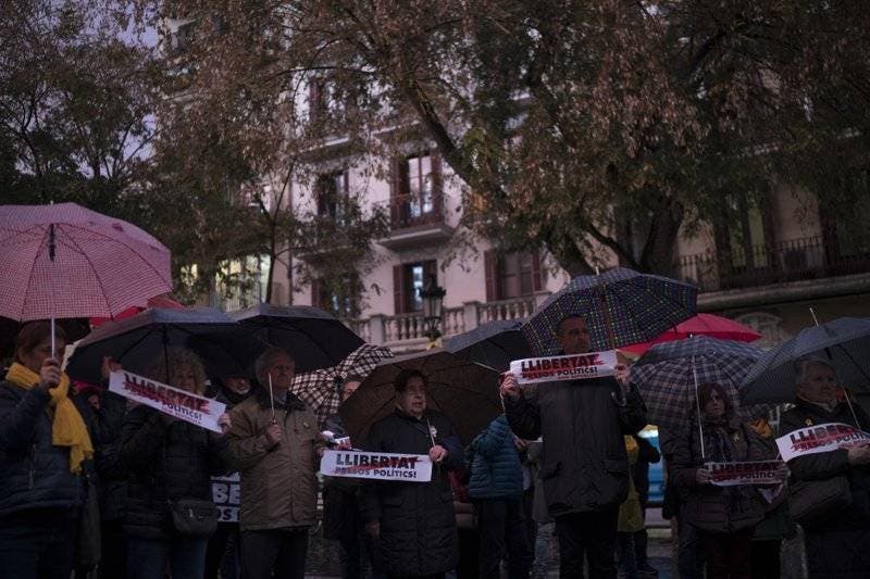 Manifestantes bloquean autopistas en Cataluña en protesta por la detención del expresidente Carles Puigdemont