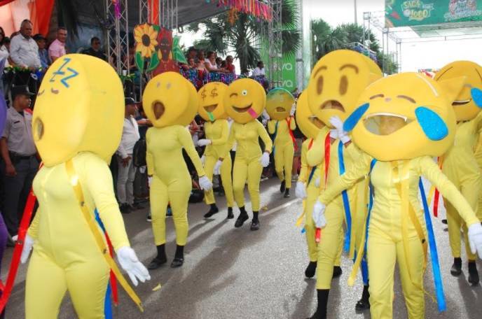 Alegría y colorido en desfile de cierra carnaval en Villa Mella