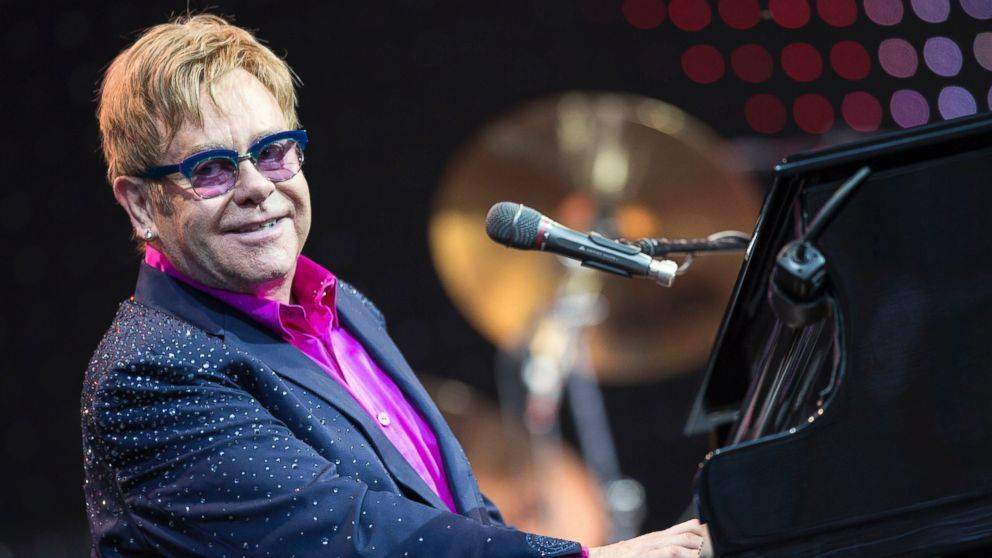 Elton John homenajea a la revista NME el día de su última edición en papel