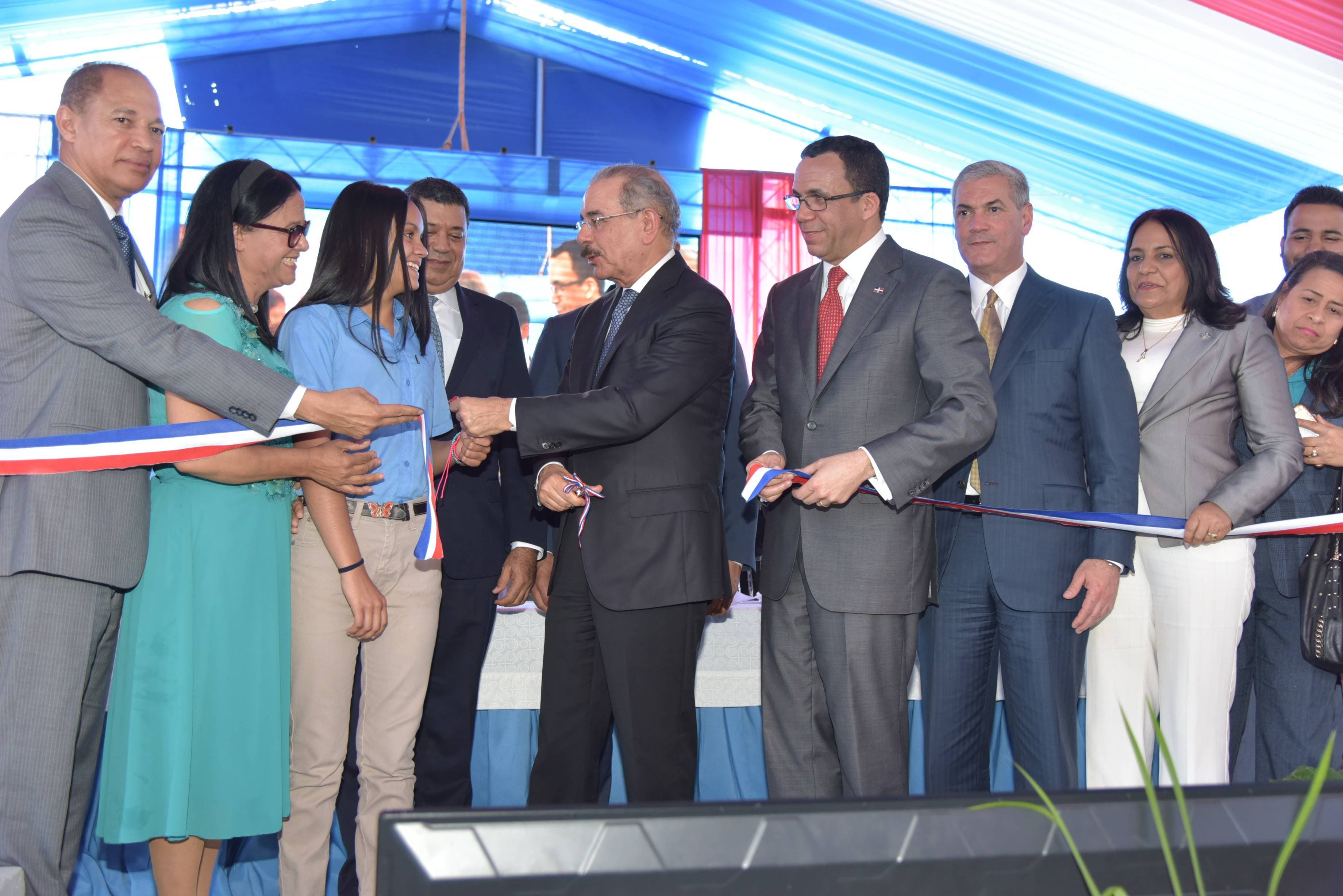 Danilo Medina entrega dos centros educativos en La Vega