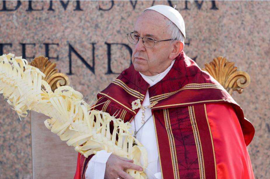 El papa anima a jóvenes en el Domingo de Ramos a “gritar” ante manipulaciones
