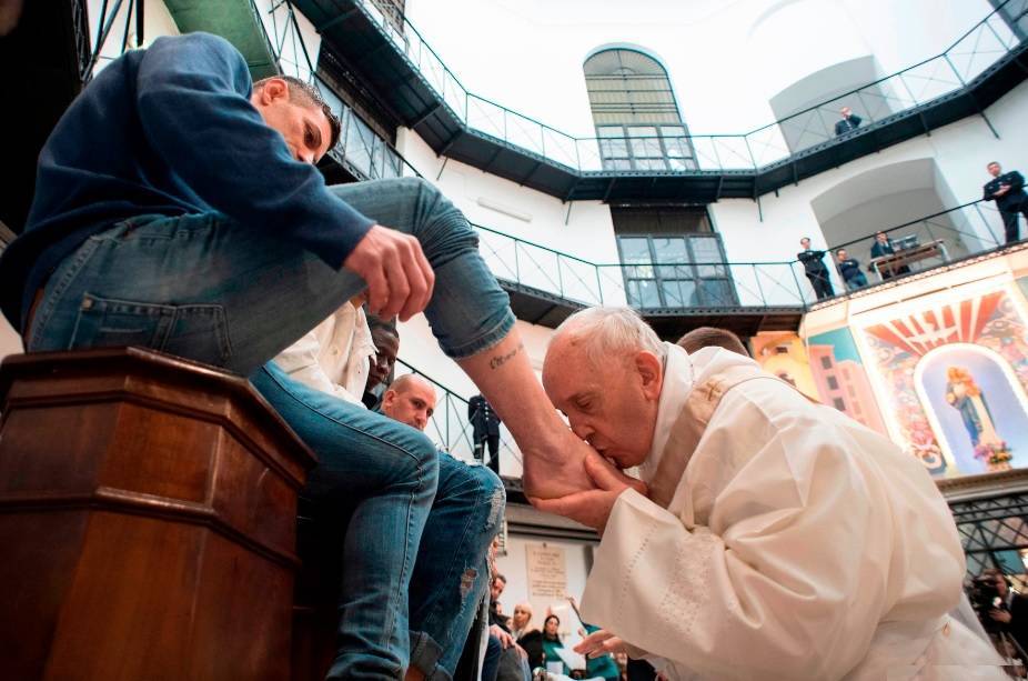 El papa lava los pies de presos no católicos