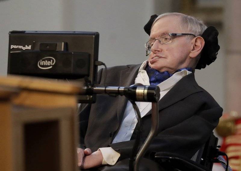 Suspenden a la enfermera de Stephen Hawking por desatender al científico
