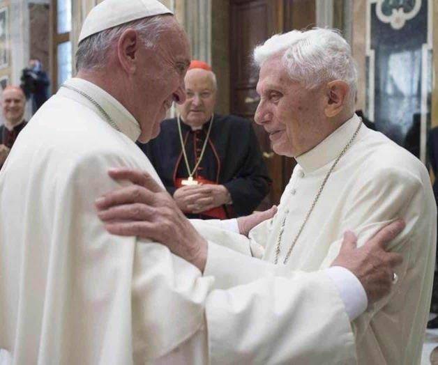 Vaticano alteró una foto donde Benedicto elogia a Francisco