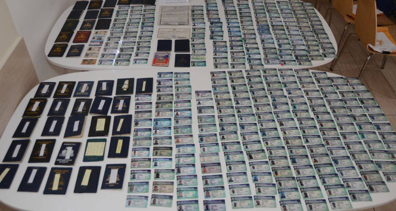 Migración decomisa más tres mil documentos falsos