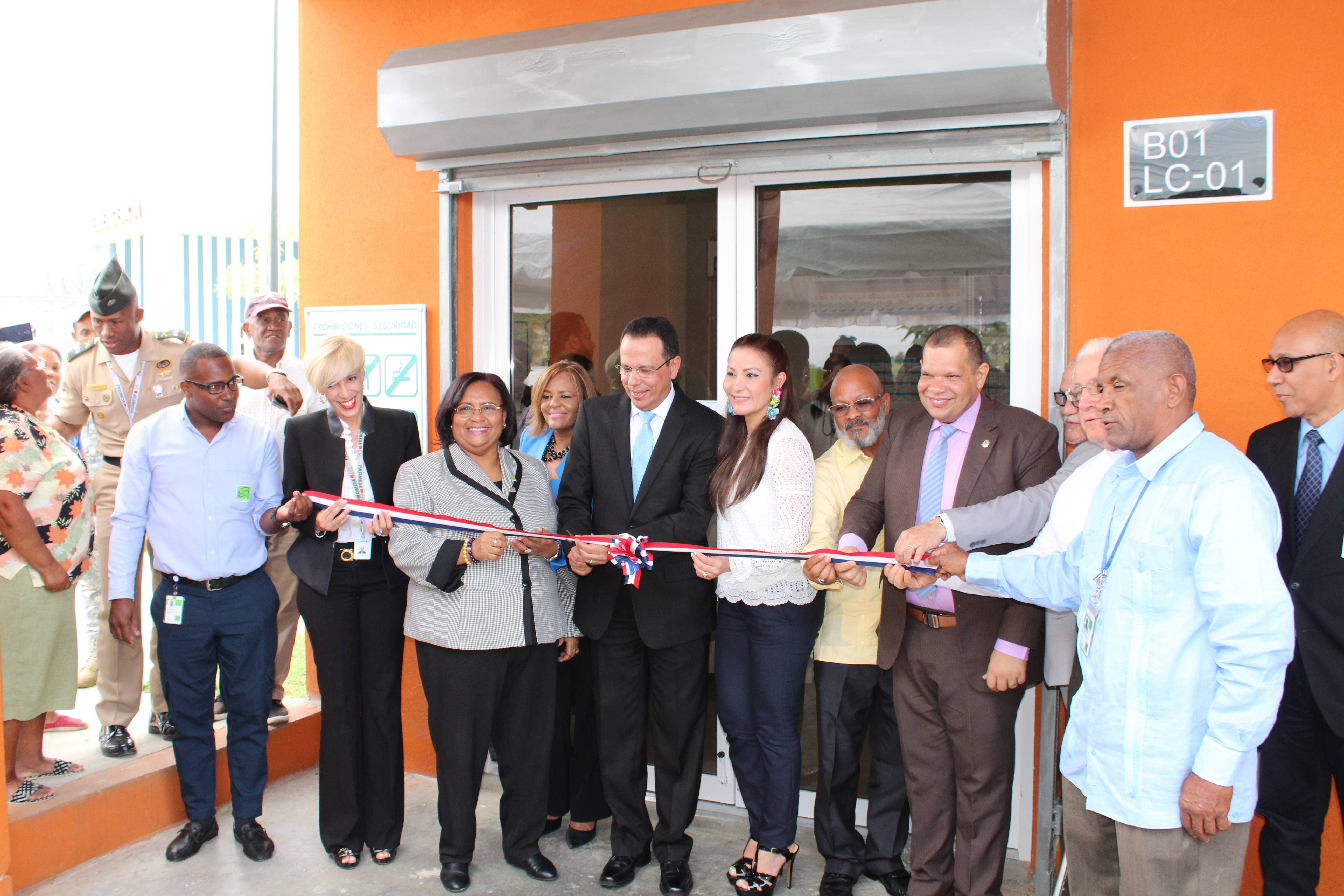Inaugura una Farmacia del Pueblo en el sector La  Nueva Barquita