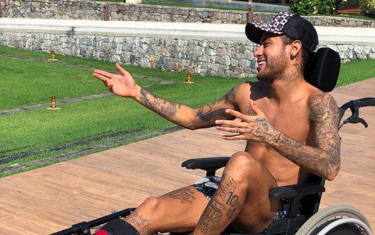 Neymar dice que le falta un mes para recuperarse de la fractura en el pie