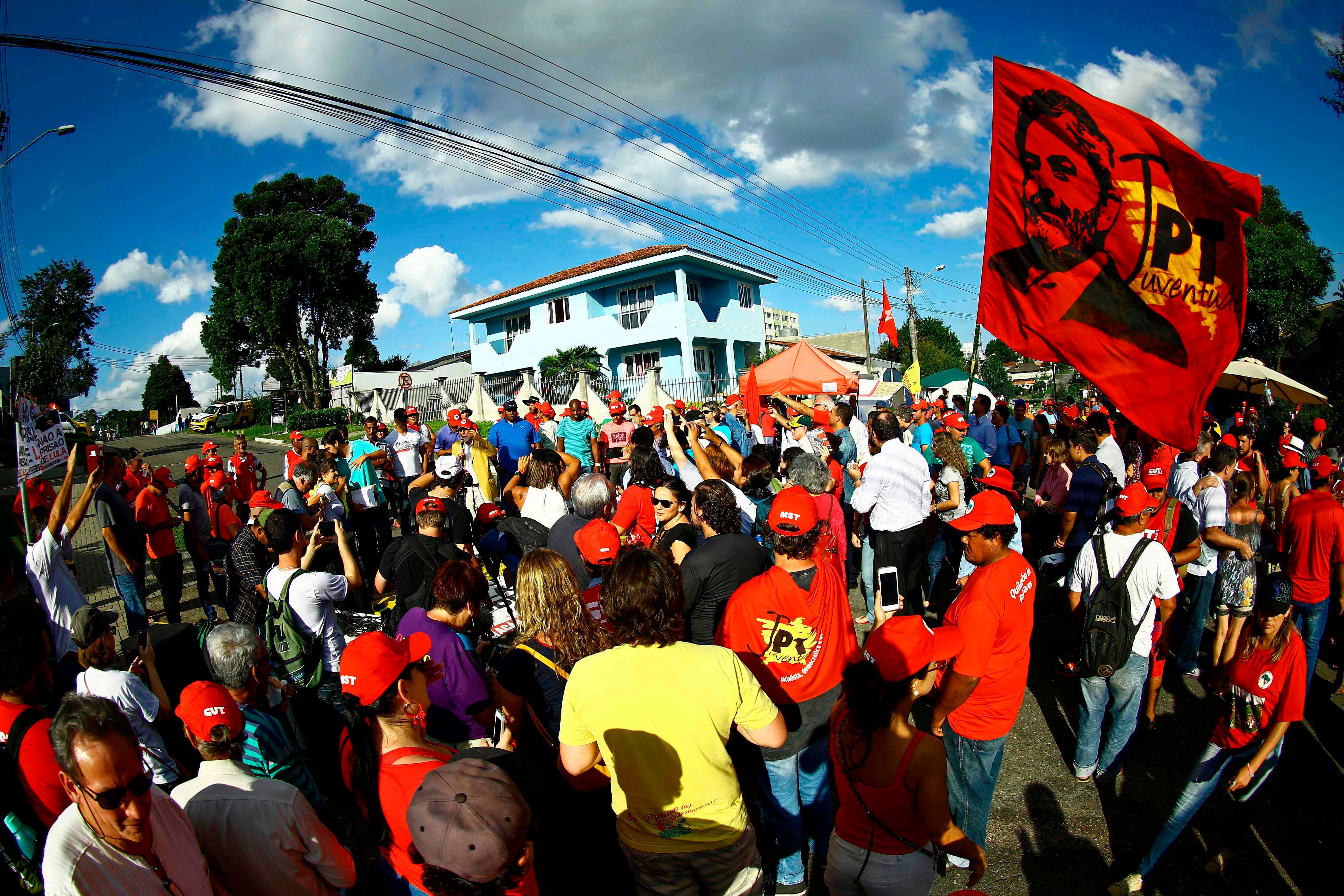 «Lula es nuestro candidato», reafirma su partido frente a la cárcel