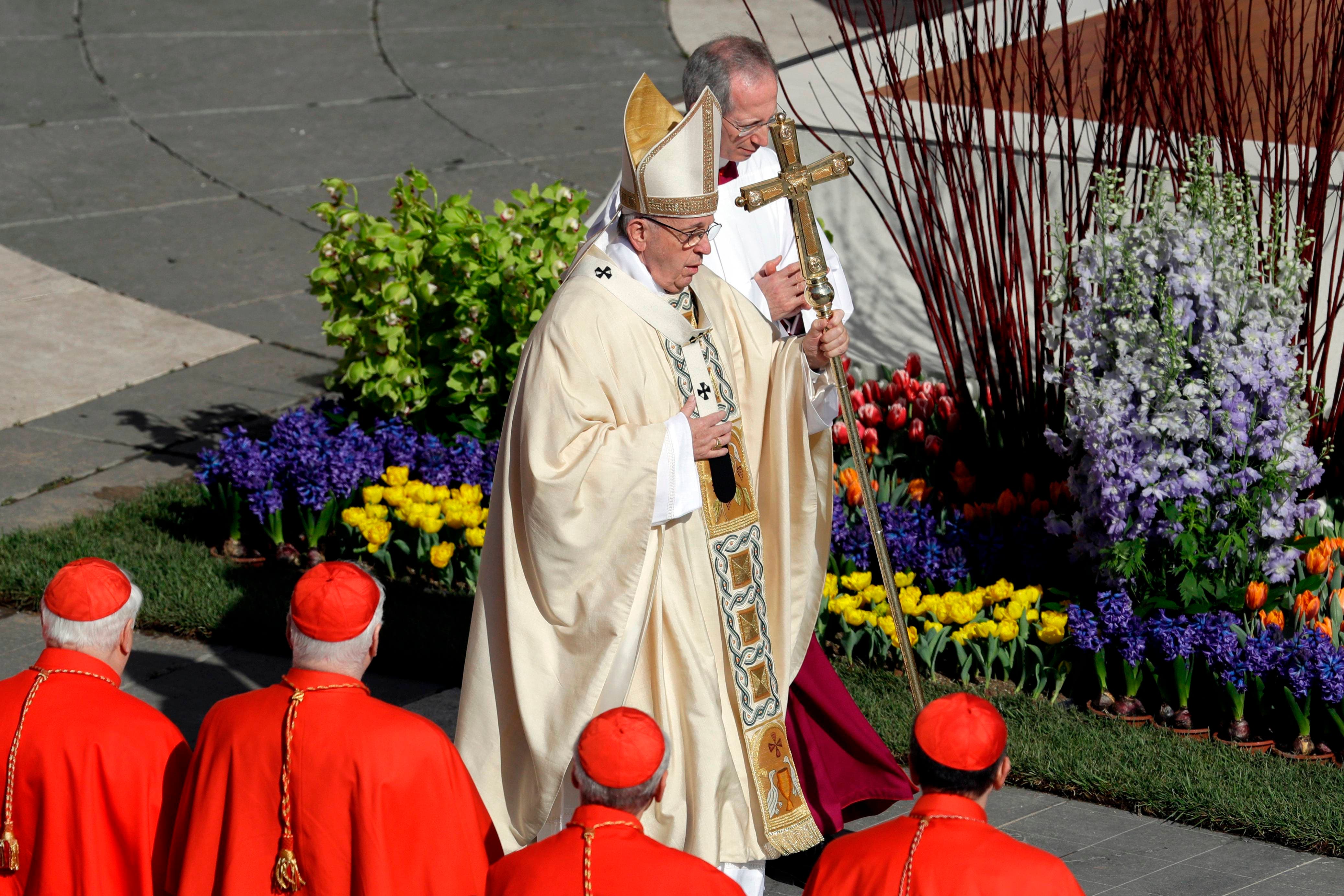 El papa pide solución a la crisis de Venezuela y el fin de la guerra en Siria durante misa por Domingo de Resurrección