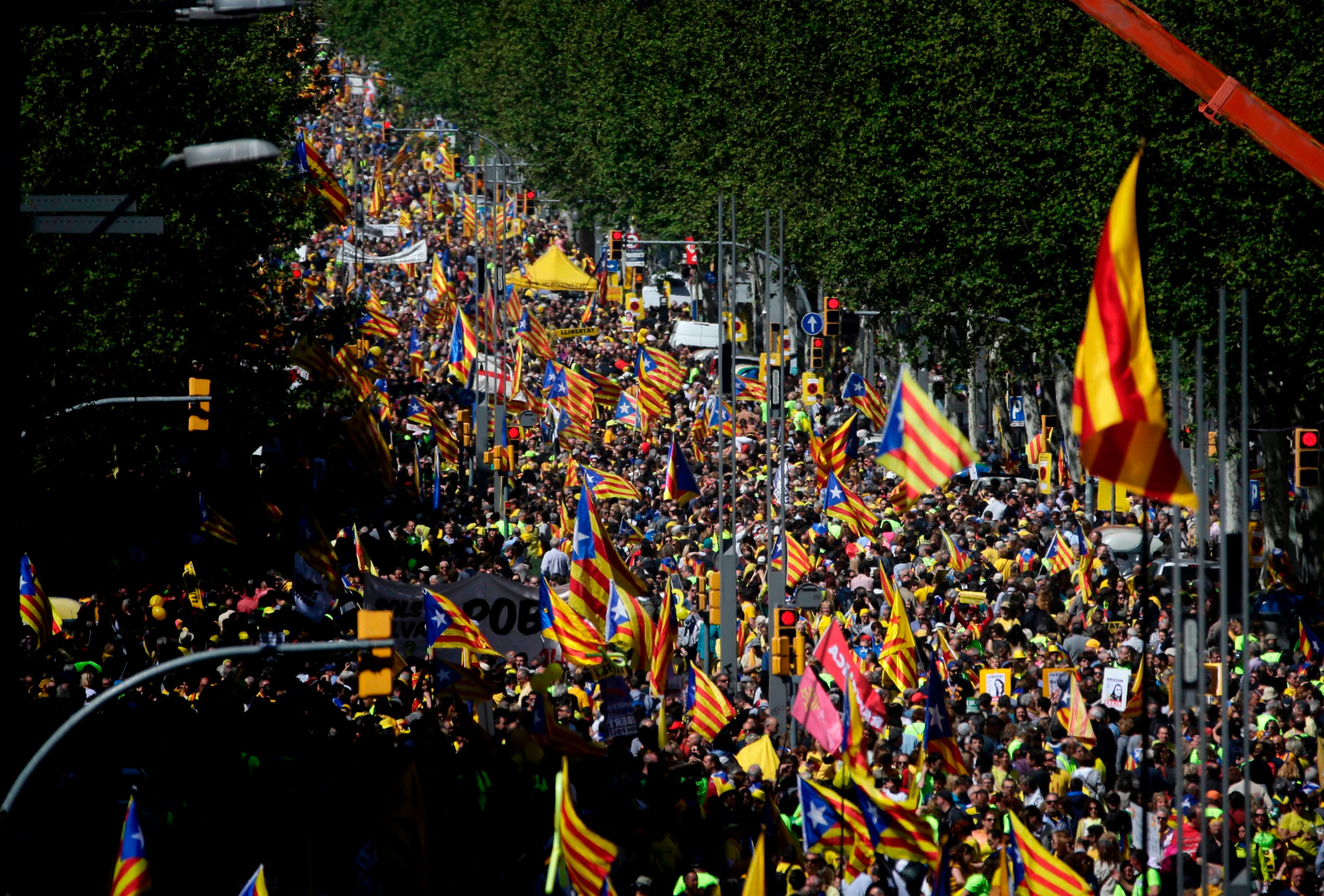 Más de 300 mil personas se manifiestan para pedir libertad para presos del proceso secesionista catalán