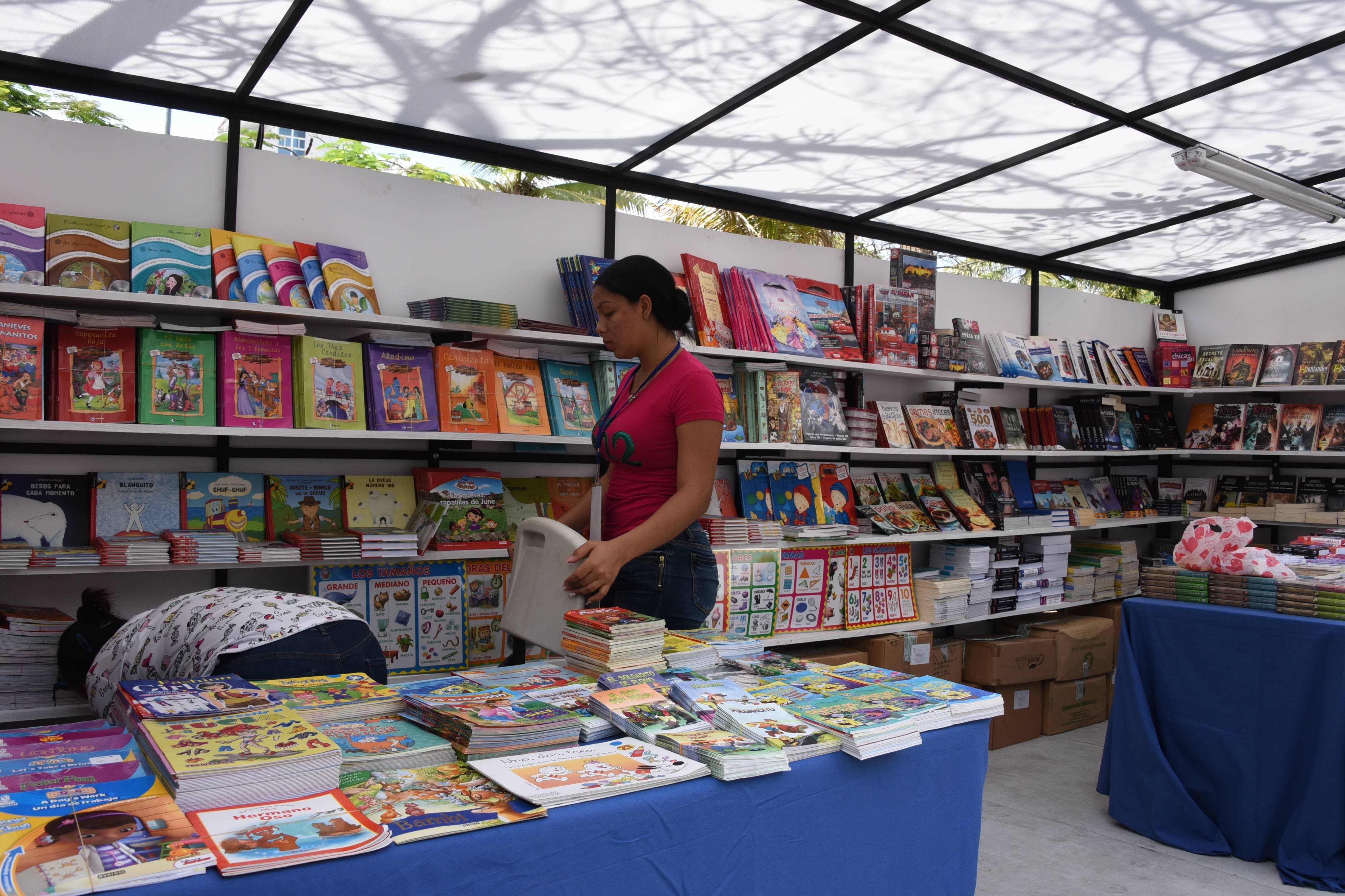 Plaza de la Cultura comienza a lucir sus galas para celebrar la Feria del Libro 2018
