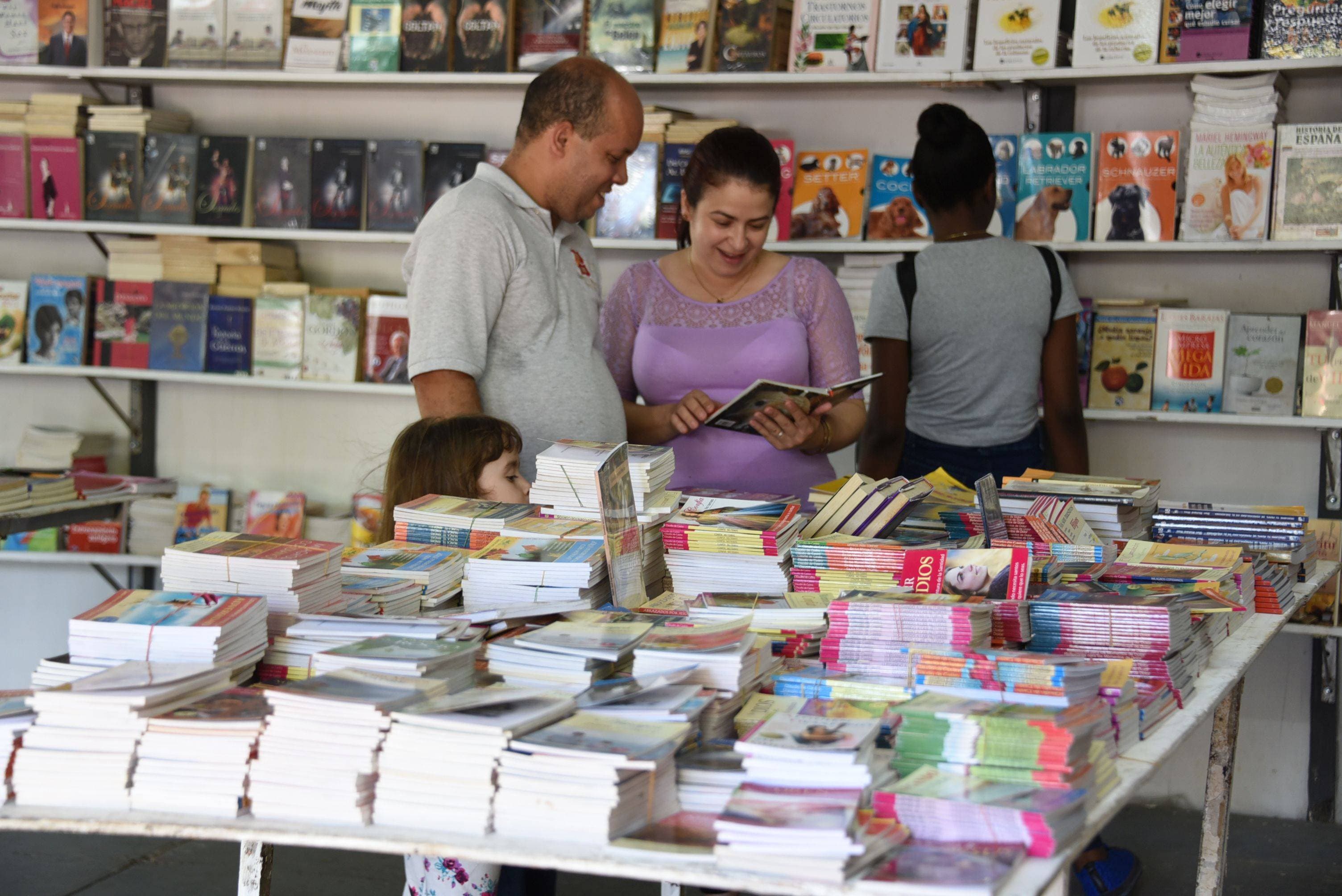 Feria del Libro concluye hoy con un variado programa cultural y ofertas “de remate”