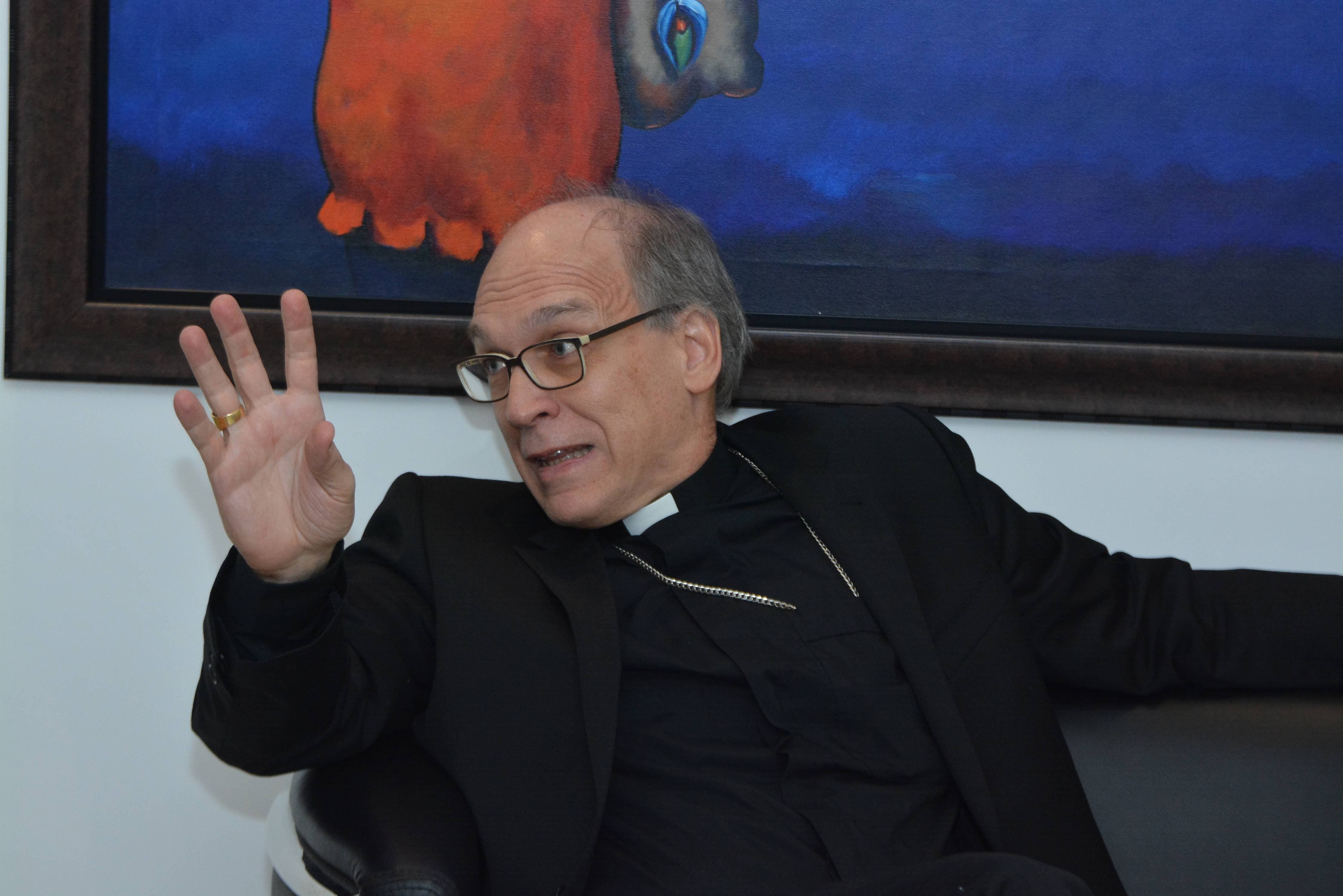 Monseñor Víctor Masalles se queja de posición de Abinader frente al aborto