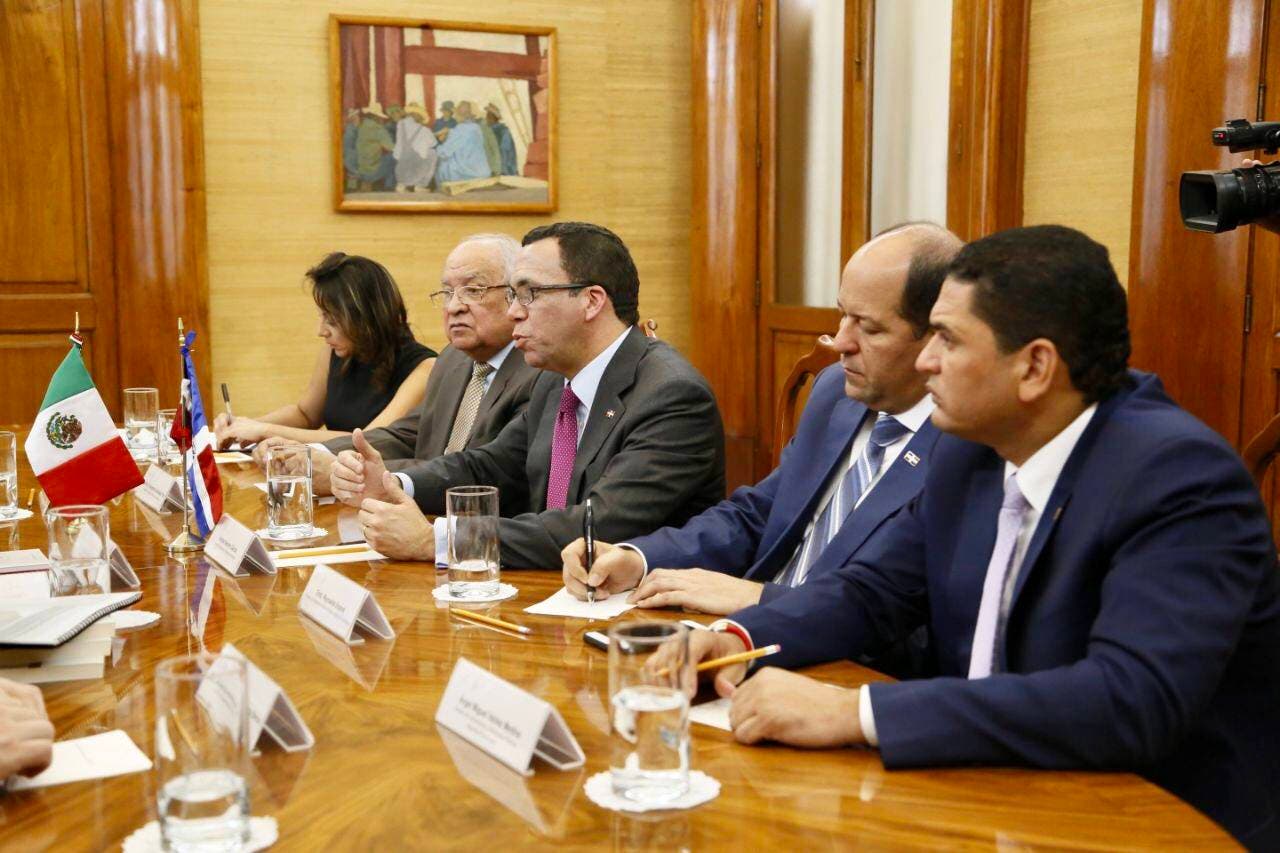 Navarro acuerda alianza con ministro de Educación de México para proyectos educativos
