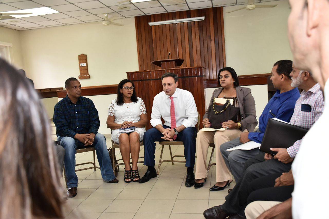 Procurador se reúne con comunitarios de Los Ríos para buscar solución a problemáticas
