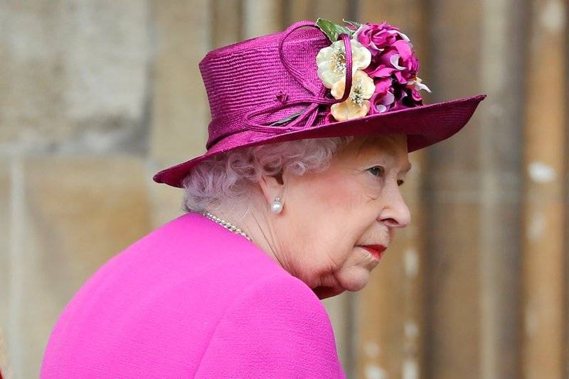 La reina Isabel II y su familia conmemoran el Domingo de Pascua