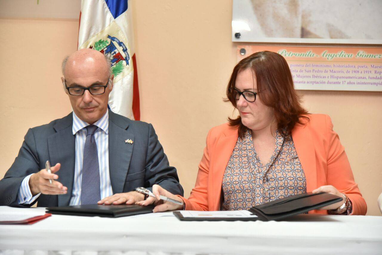 Ministerio de la Mujer firma acuerdo con agencia española para prevención de la violencia de género