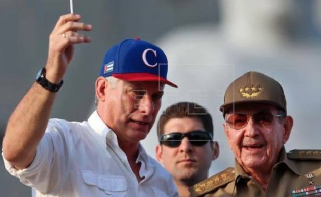 Raúl Castro recibe a Díaz-Canel en primera aparición pública tras una cirugía
