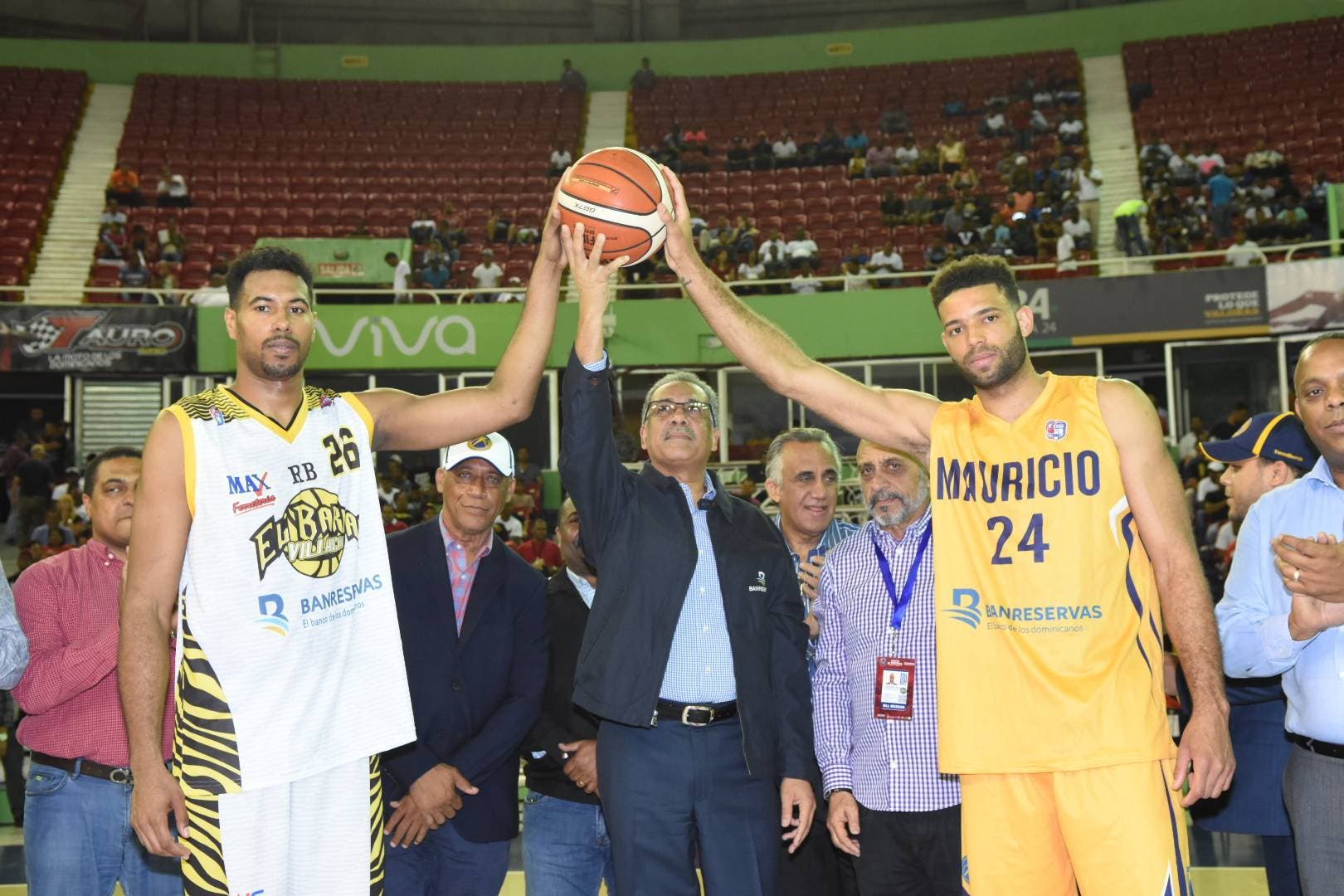 Mézquita realiza saque de honor en juego de serie final basket superior distrital