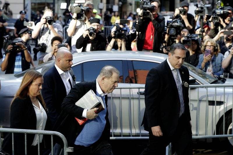 Harvey Weinstein arriba a comisaría en Nueva York para responder por acusaciones de abuso sexual