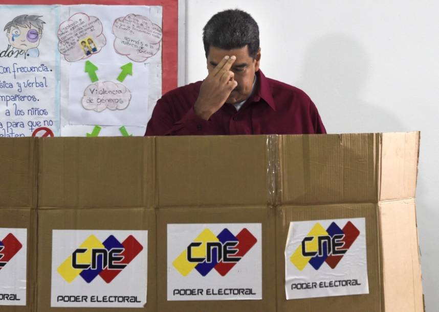 Maduro vota con promesas de  cambios y nuevo diálogo en Venezuela