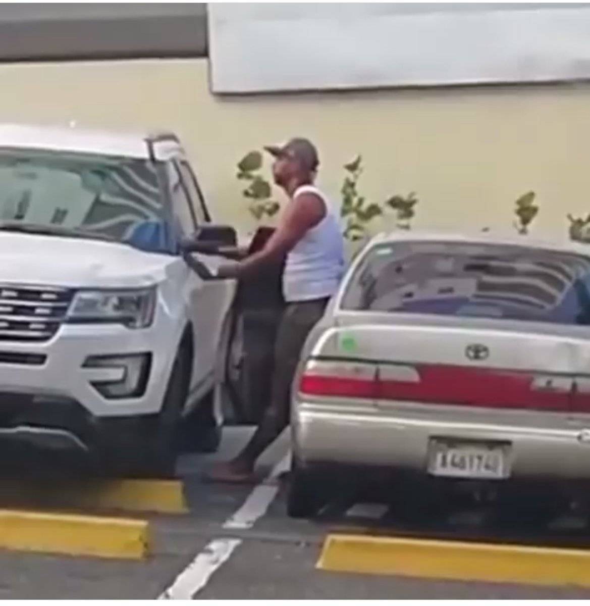 Video: A plena luz del día, hombre roba retrovisor en parqueo de centro comercial