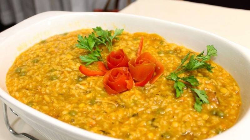 El asopao es un arroz caldoso con carnes o mariscos, algunos víveres y es sazonado con verduras