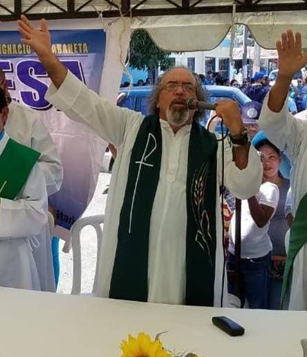 Video: Así reaccionó el Padre Rogelio Cruz  ante su expulsión; amenaza con decirlo todo ahora que no está dentro de la iglesia