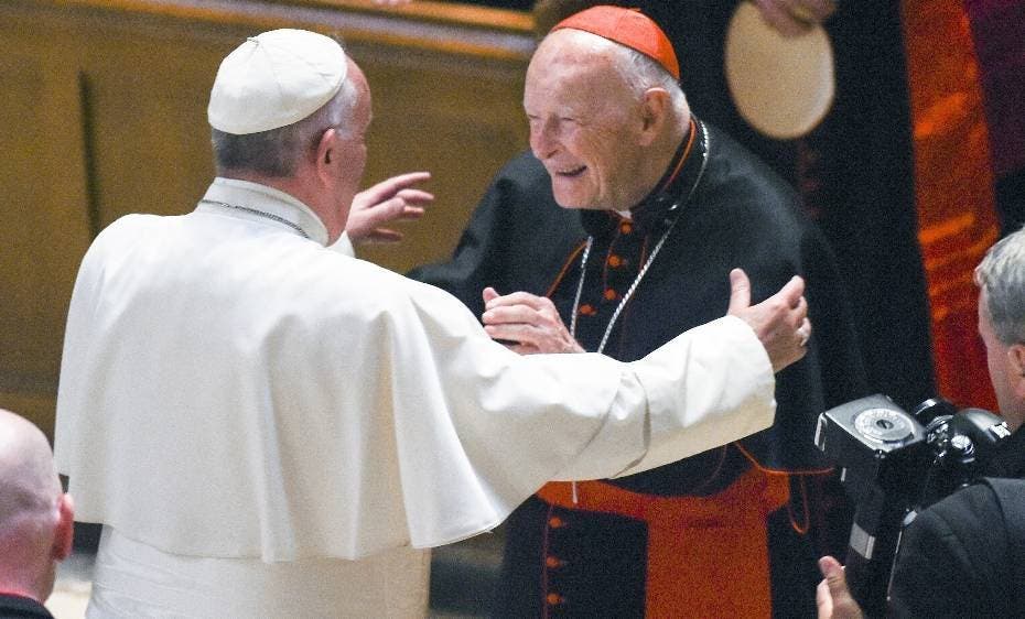 El Papa ordena reclusión de cardenal McCarrick hasta juzgarle por abusos