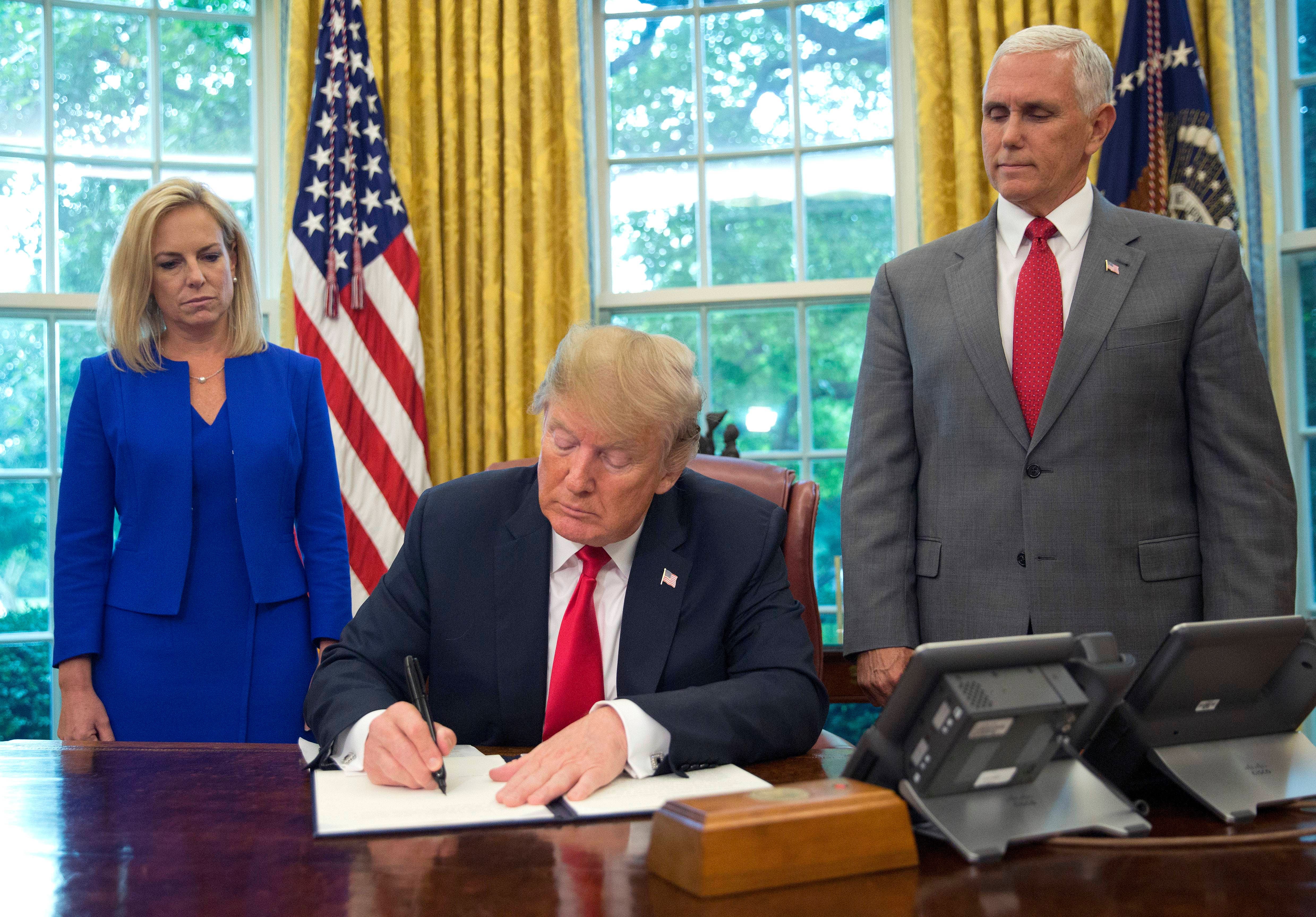 Donald Trump firma decreto para no separar a familias migrantes