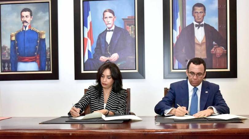 Ministro de Educación y directora del Intrant firman acuerdo de cooperación