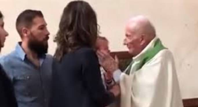 Video: La bofetada que le dio un sacerdote a un niño durante su bautizo crea indignación