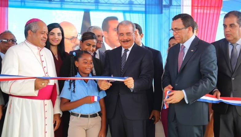 Danilo Medina entrega plantel escolar y dos estancias infantiles en Puerto Plata
