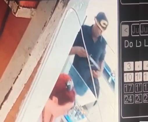 Video: Mira cómo el hombre asaltó con un puñal empleada de la joyería en El Conde