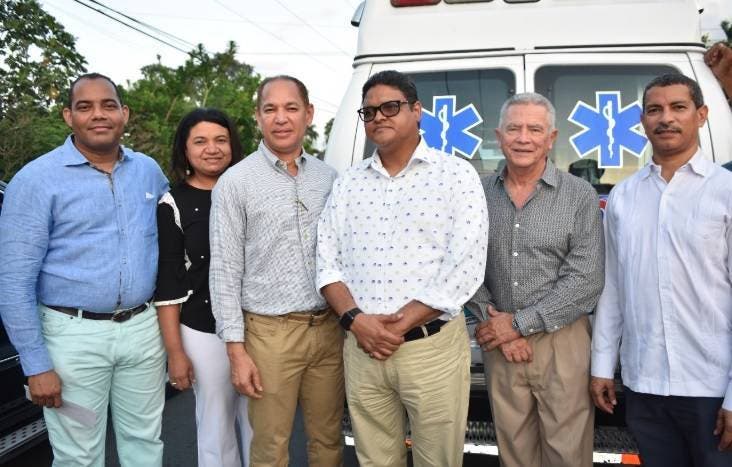 Director del COE  dona ambulancia y medicamentos a comunidad en La Vega