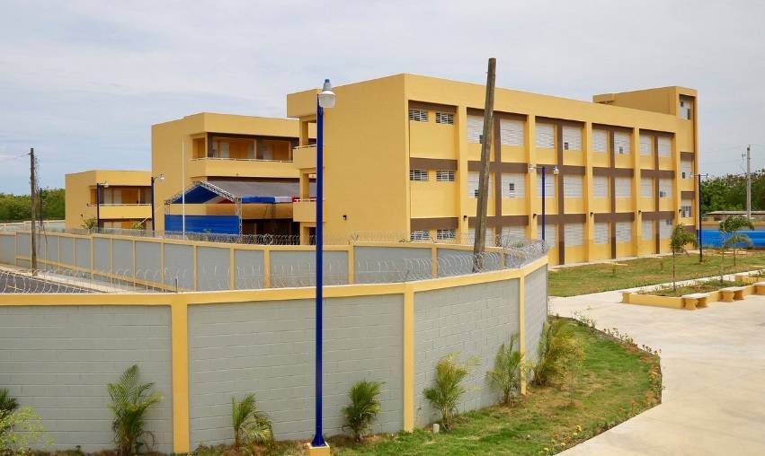Presidente Medina entrega liceo de 28 aulas en Santo Domingo Este