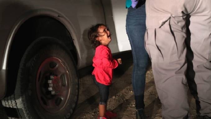 Foto de niña inmigrante llevada a portada de Time genera debate