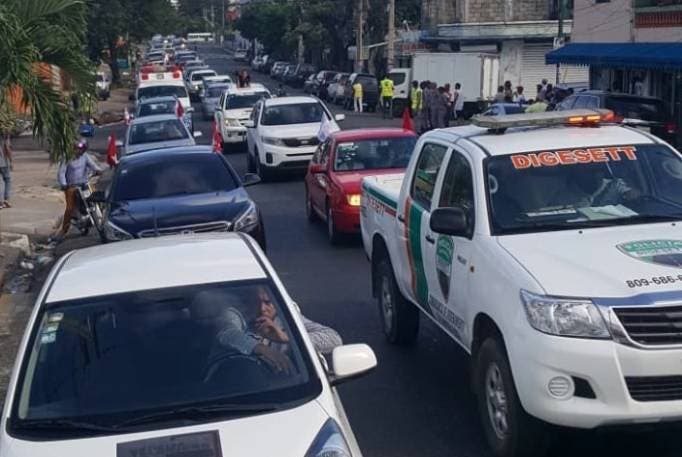 Cientos de conductores respaldan «carreteo contra alza precios de combustibles»