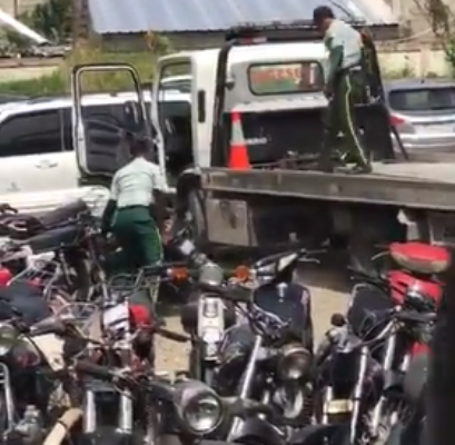 Video: Así agentes de Digesett lanzan desde una grúa las motocicletas retenidas