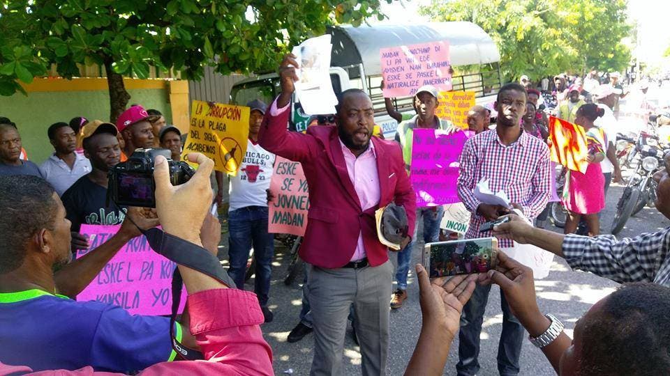 Barahona: Haitianos marchan por corrupción e irregularidades en consulado