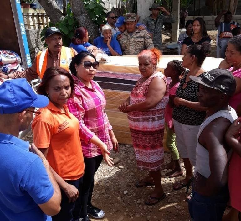 Vicealcaldesa Valentina Cruz ofrece ayuda a damnificados por onda tropical en SDO