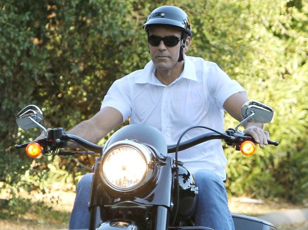 George Clooney, herido leve tras accidente de moto en Cerdeña