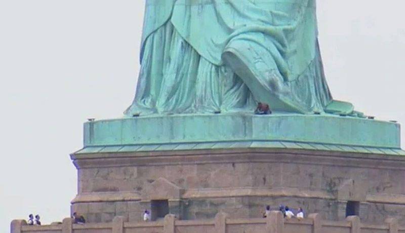 Baja manifestante que escaló Estatua de la Libertad