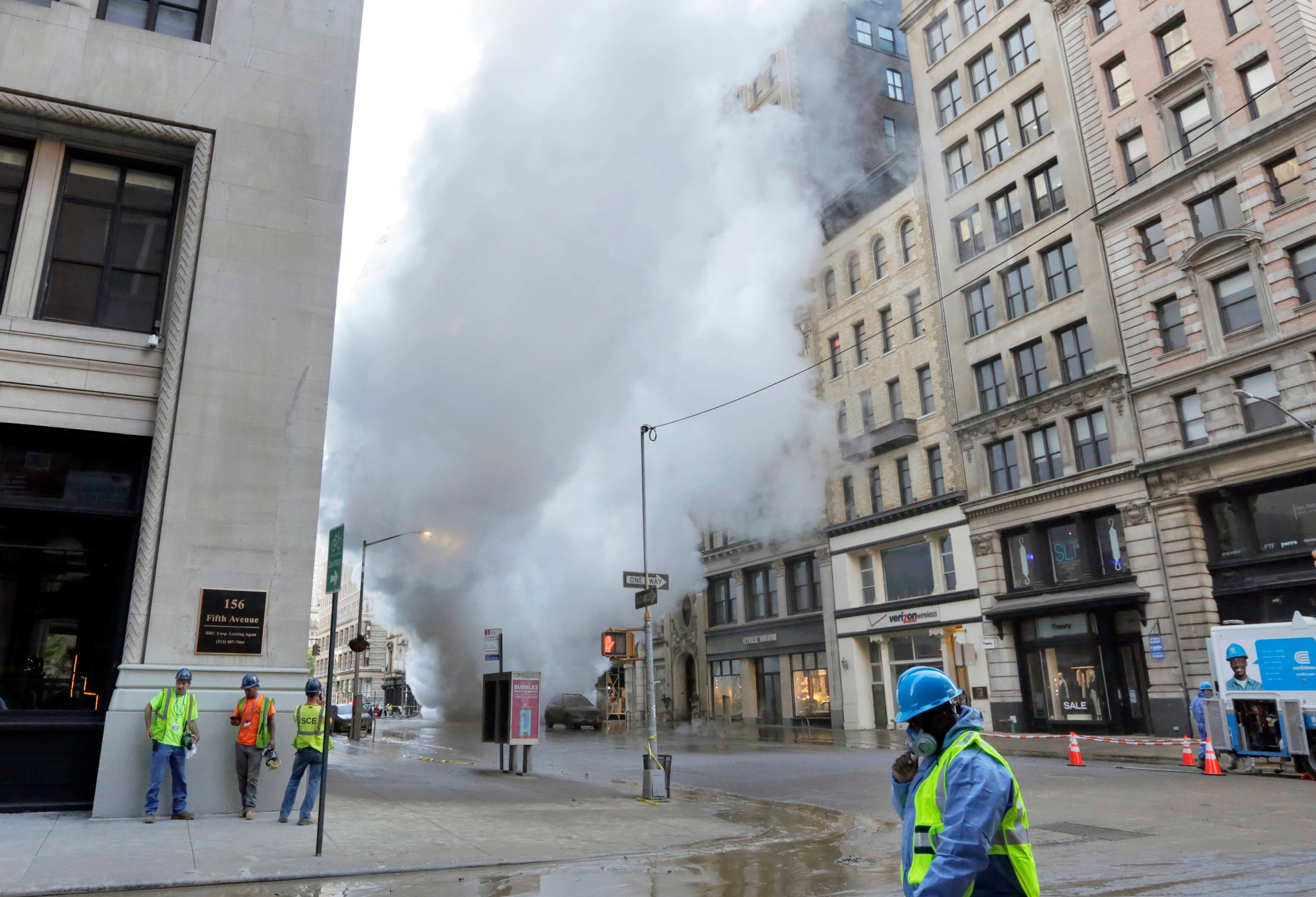 Video: Evacúan edificios por explosión de tuberías en la Quinta Avenida, Nueva York